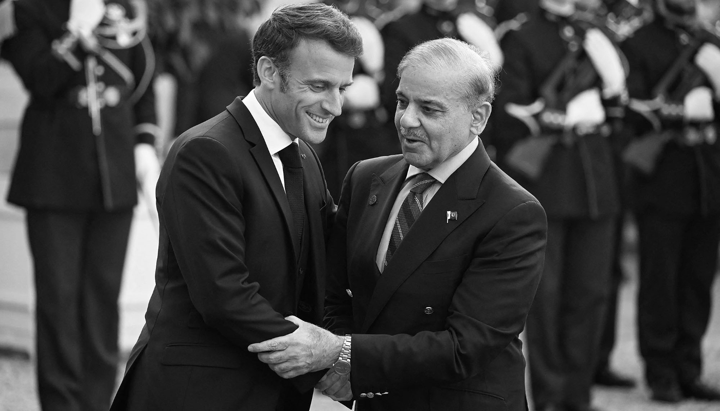 Le président français Emmanuel Macron et le premier ministre pakistanais Shehbaz Sharif, au palais de l'Élysée, en marge du sommet du nouveau pacte financier mondial, à Paris, le 22 juin 2023.