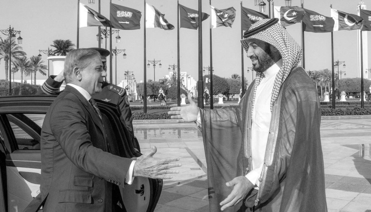 Le prince héritier saoudien Mohammed bin Salman et le premier ministre pakistanais Shehbaz Sharif se rencontrent à Riyad, le 17 septembre 2025. 