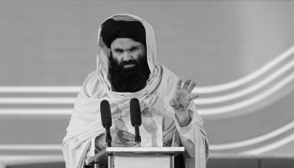 Le ministre de l'intérieur, Sirajuddin Haqqani, octroie les licences permettant d'opérer des activités de sécurité privée en Afghanistan.