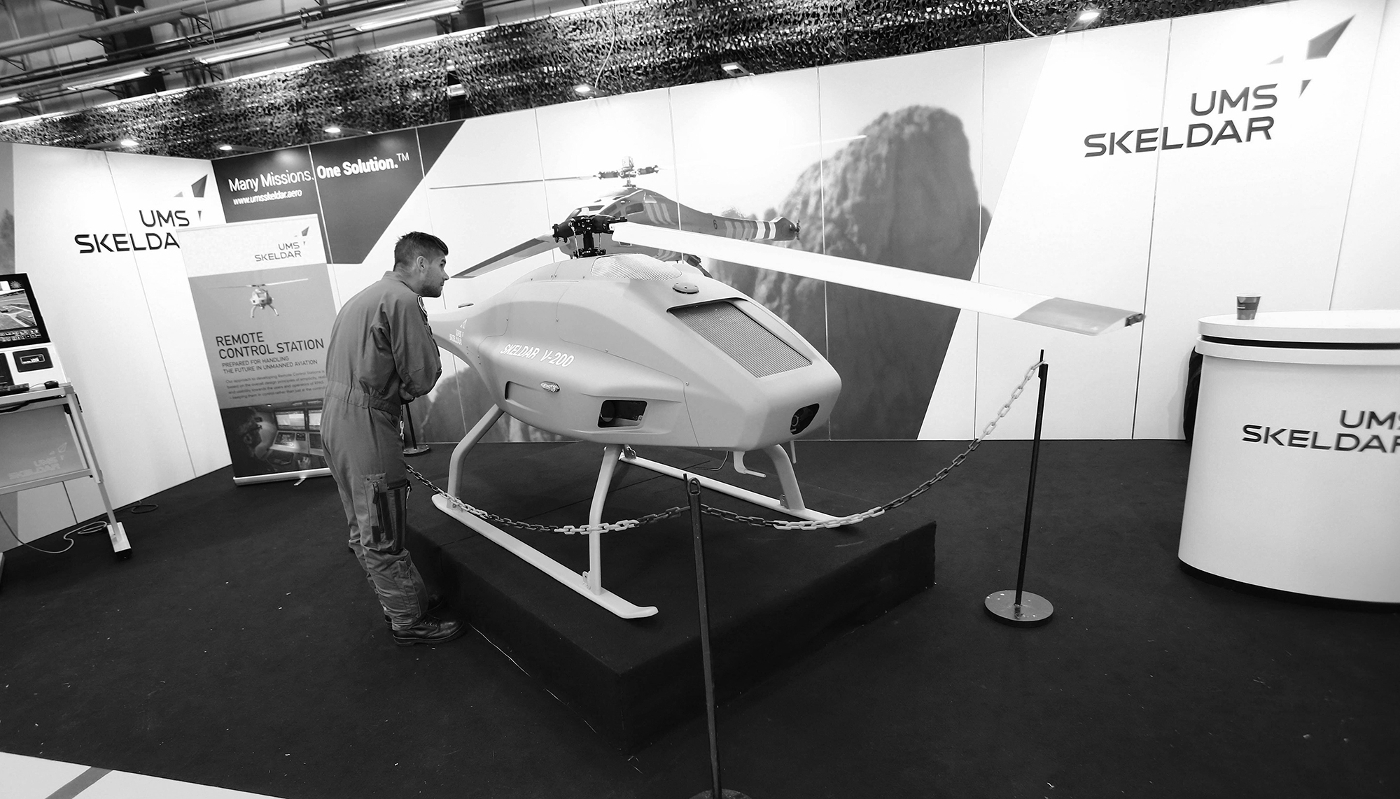 Un stand d'UMS Skeldar sur la base aérienne de Malmen, le 28 août 2016, à l'occasion des Flydagarna célébrant le 90e anniversaire de la naissance de l'armée de l'air suédoise.