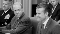 Cerberus Capital Management a été cofondée en 1992 par Steve Feinberg, aujourd'hui secrétaire adjoint à la défense. Ici, aux côtés de Pete Hegseth le 21 juillet 2025, au Pentagone, à Washington. 