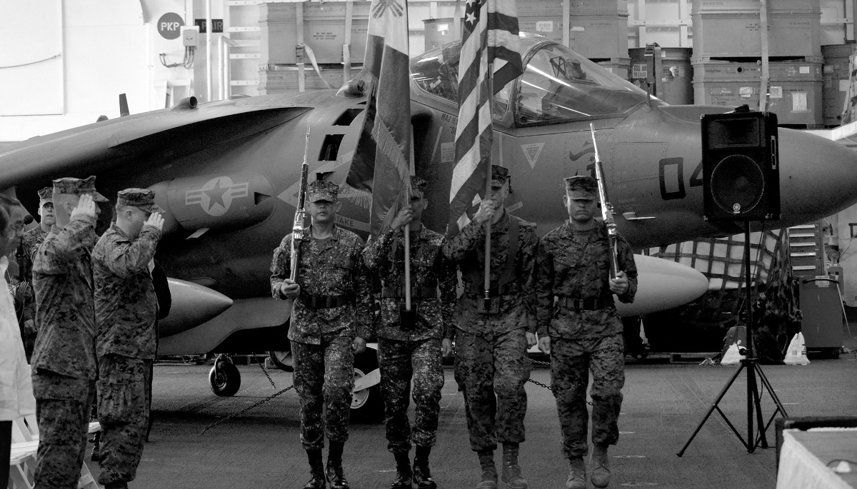 Des Marines philippins et américains à bord d'un bâtiment américain sur la base de Subic Bay.
