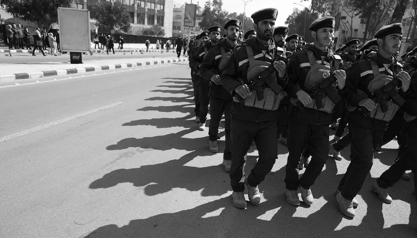 Des militaires et des policiers du ministère de l'Intérieur défilent vers la place des Omeyyades lors d'une cérémonie de remise de diplômes à Damas, en Syrie, le 17 mars 2026.
