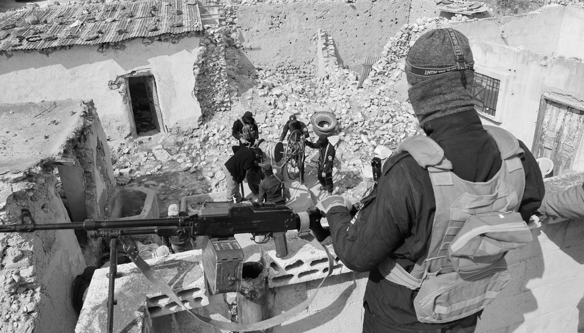 La situation sécuritaire dans la Syrie post-Bachar al-Assad reste tendue. Les forces syriennes à la recherche de caches d'armes, à Homs, le 23 mars 2025.