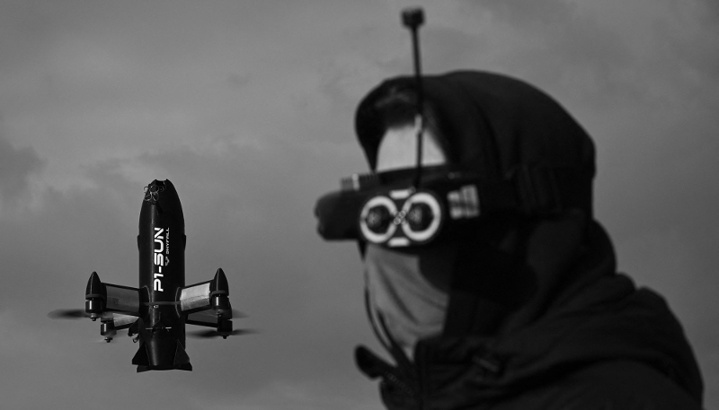 Un employé de la société ukrainienne Skyfall effectue un vol d'essai avec un drone intercepteur P1-Sun en Ukraine, le 19 mars 2026.