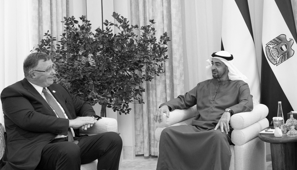 Le PDG de TotalEnergies, Patrick Pouyanné, avec le président des Émirats arabes unis, Mohammed bin Zayed al-Nahyan, lors d'une réunion au palais Al-Shati à Abou Dhabi, le 10 juillet 2024.