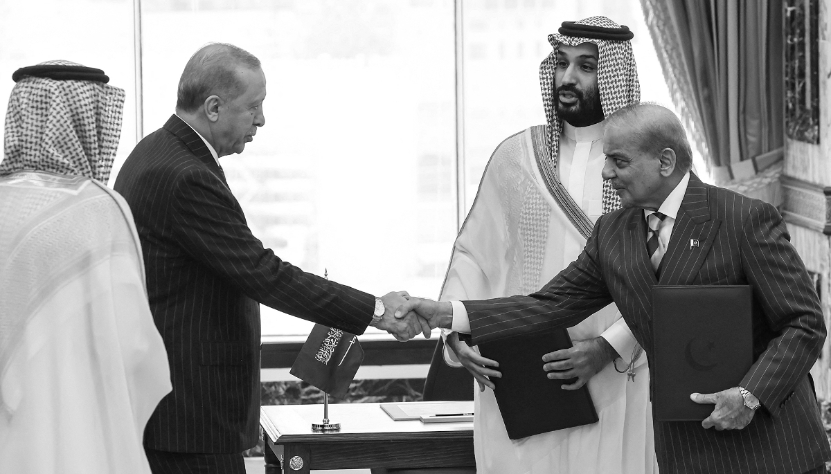 Le président turc Recep Tayyip Erdogan serre la main du premier ministre pakistanais Shehbaz Sharif tandis que le prince héritier saoudien Mohammed bin Salman al-Saoud après la signature d'un accord de défense conjoint, à La Mecque, le 7 août 2026.