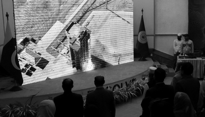 Retransmission en direct du lancement du satellite électro-optique (PRSC-EO1) pakistanais depuis Jiuquan dans le nord de la Chine au Suparco à Karachi, au Pakistan, le 17 janvier 2025.