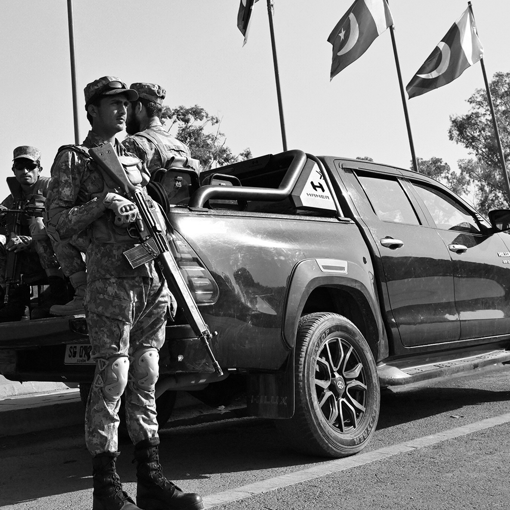 Des militaires pakistanais surveillent une route fermée dans la zone rouge d'Islamabad où se tiennent les négociations de paix entre les États-Unis et l'Iran, le 25 avril 2026.