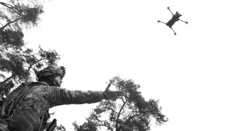 Un soldat lituanien pilote un drone de reconnaissance Parrot lors d'un exercice militaire, le 12 mars 2025.