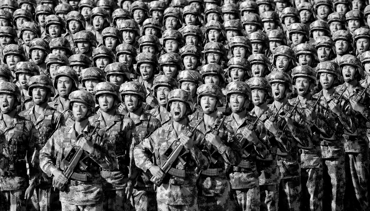 Des soldats de l'Armée populaire de libération (APL) de Chine lors d'un défilé militaire commémorant le 90e anniversaire de la fondation de l'armée à la base d'entraînement militaire de Zhurihe dans la région autonome de Mongolie intérieure, le 30 juillet 2017.