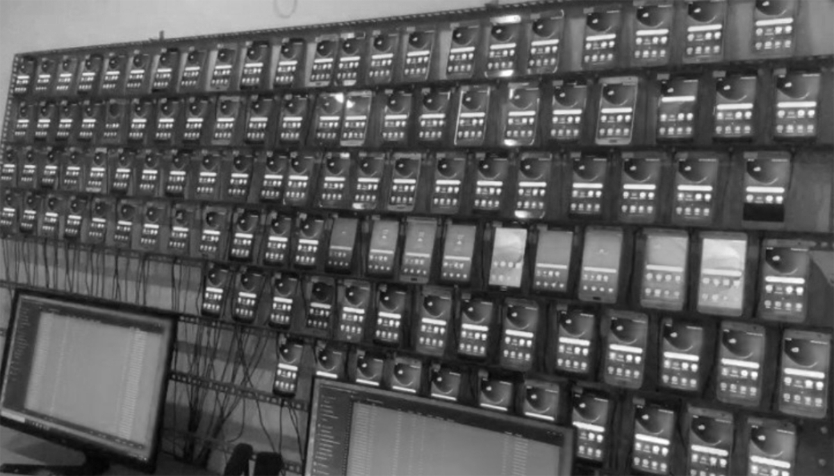 Une 'phone farm' utilisée dans le cadre des opérations de pénétration menées par la task force GCHQ/SBU.