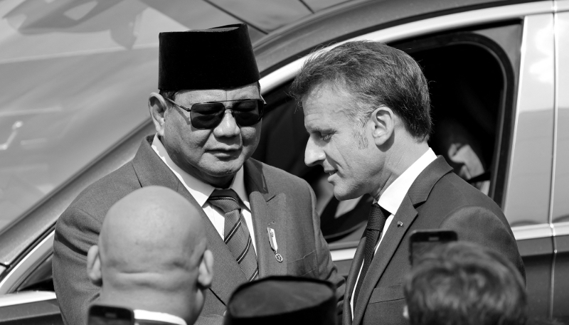 Le président français Emmanuel Macron (à droite) et son homologue indonésien Prabowo Subianto lors du défilé militaire du 14 juillet 2025, à Paris.