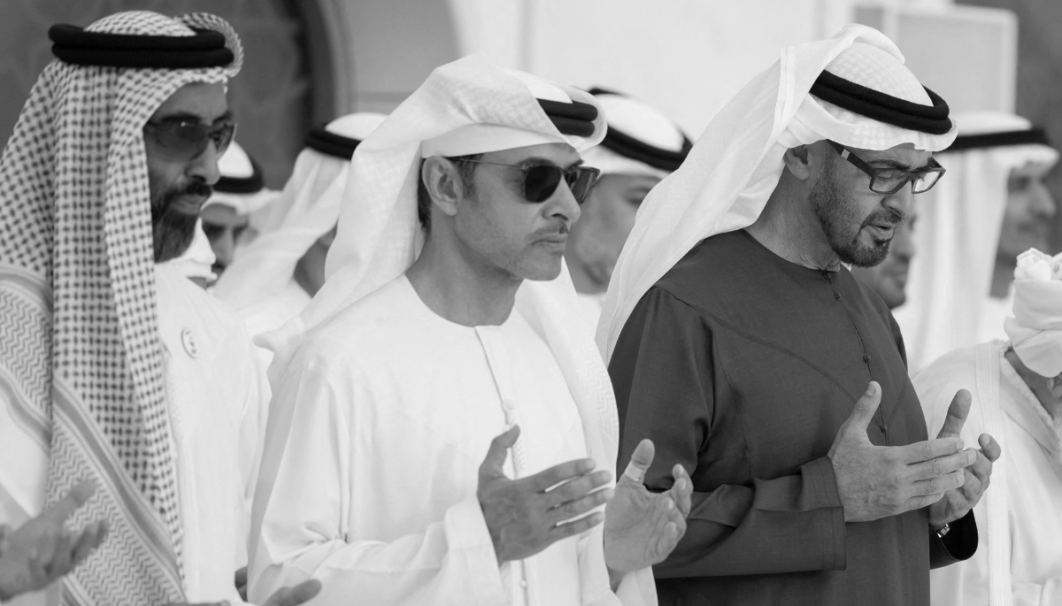 Tahnoon bin Zayed al-Nahyan, Hazza bin Zayed al-Nahyan et Mohamed bin Zayed al-Nahyan, président des Émirats arabes unis, à la grande mosquée d'Abu Dhabi, le 10 avril 2024.