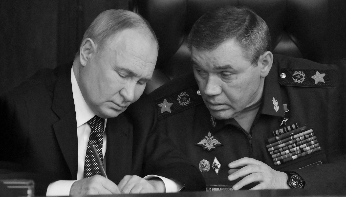 Le président russe Vladimir Poutine et son chef d'état-major, le général Valéri Guerassimov, le 16 décembre 2024 à Moscou.
