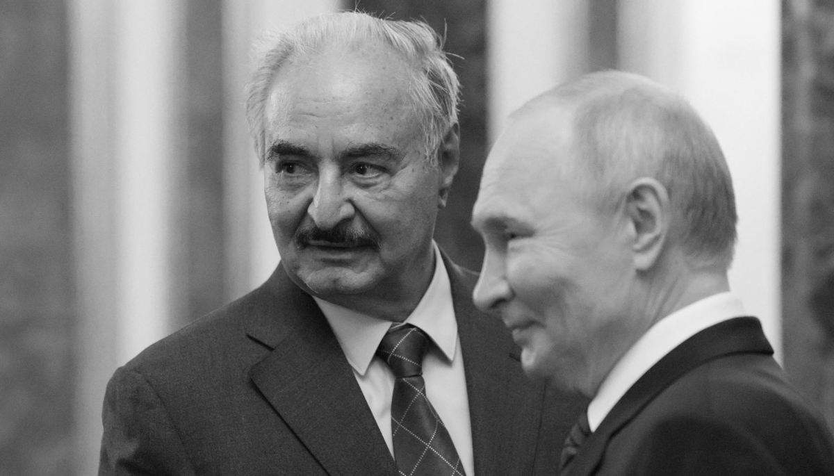 Le président russe Vladimir Poutine rencontre le commandant de l'Armée nationale libyenne Khalifa Haftar à Moscou, le 10 mai 2025.