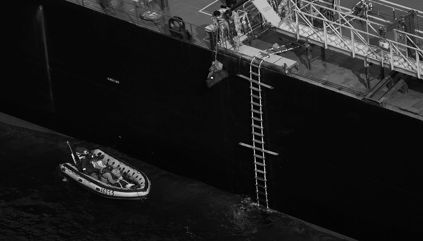 Des soldats français déchargent des sacs du pétrolier Boracay (également appelé Pushpa), un navire faisant l'objet d'une enquête des autorités françaises et soupçonné d'appartenir à la « flotte fantôme » impliquée dans le commerce du pétrole russe, au large des côtes de Saint-Nazaire, le 2 octobre 2025.