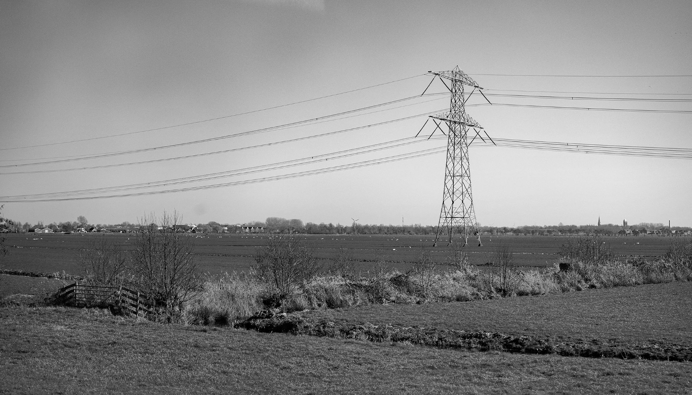 Un pylône de ligne électrique haute tension.
