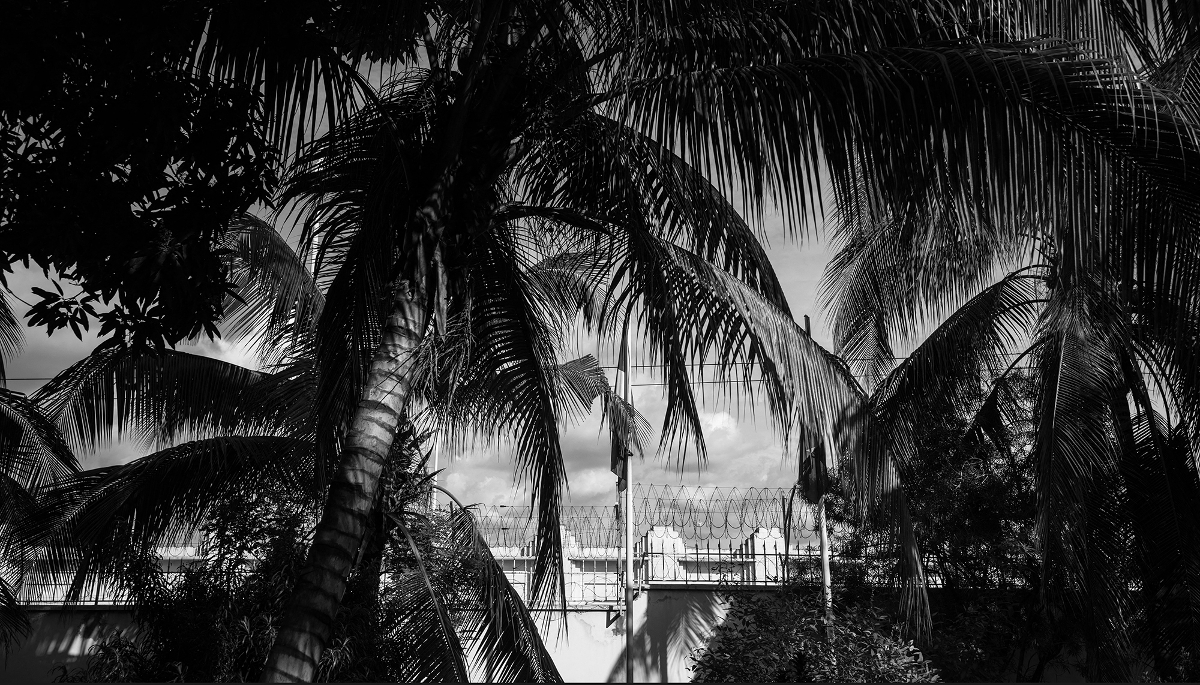 Cour intérieure de l'ambassade de France à Kinshasa, en République démocratique du Congo.
