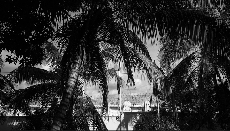 Cour intérieure de l'ambassade de France à Kinshasa, en République démocratique du Congo.