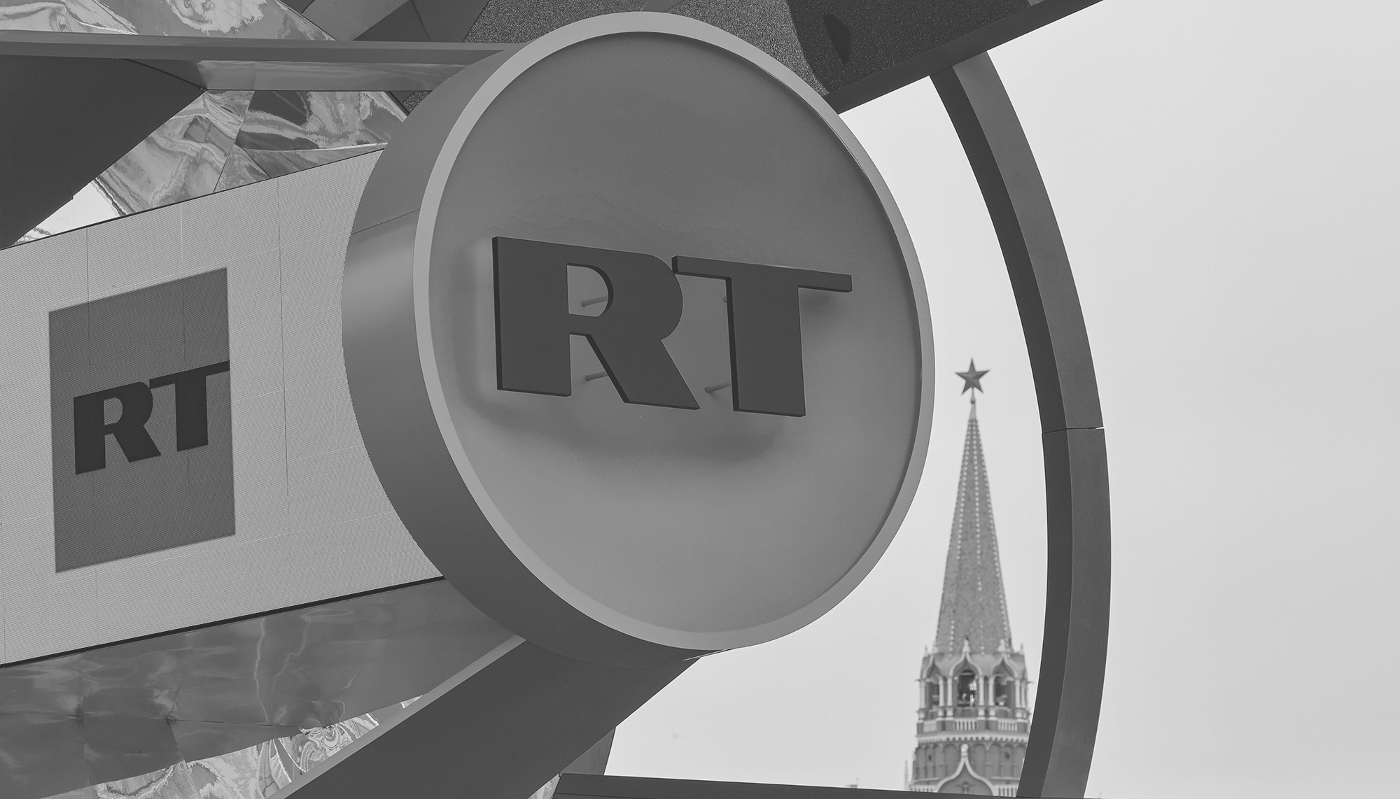 Le logo RT sur un mégaphone près du Kremlin à Moscou, le 6 novembre 2025.