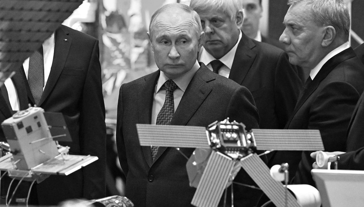 Le président russe Vladimir Poutine et le directeur de Roscosmos, Youri Borisov, visitent le centre de la société de fusées et d'espace Energia à Korolyov, près de Moscou, le 26 octobre 2023.