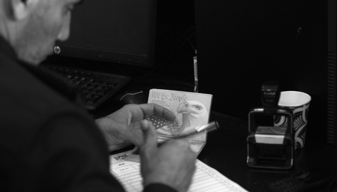 Un agent de sécurité palestinien vérifie le passeport d'un citoyen américain au poste frontière de Rafah avec l'Égypte, dans le sud de la bande de Gaza, avant de passer en Égypte, le 2 novembre 2023.
