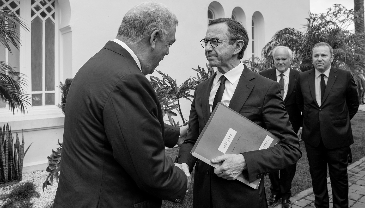 Le ministre marocain de l'intérieur Abdelouafi Laftit (G) accueille son homologue français Bruno Retailleau à Rabat, Maroc, le 14 avril 2025.