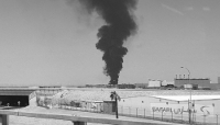 Un panache de fumée noire s'élève de l'aéroport international King Khalid, à Riyad, en Arabie saoudite.