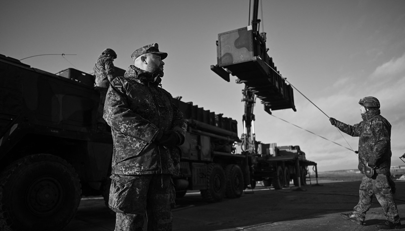 Des soldats allemands déchargent le système de missiles sol-air (SAM) MIM-104 Patriot de fabrication américaine le 23 janvier 2025 à Jasionka (Rzeszów), en Pologne.