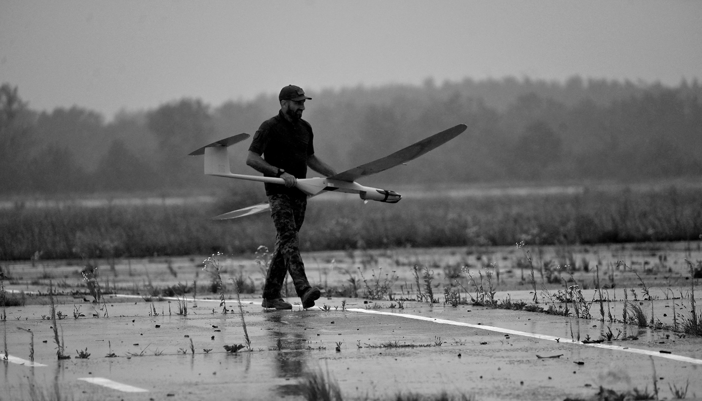 Un officier ukrainien transporte un drone de reconnaissance polonais FlyEye de WB Electronics, lors d'un vol d'essai dans la région de Kiev, en août 2022.