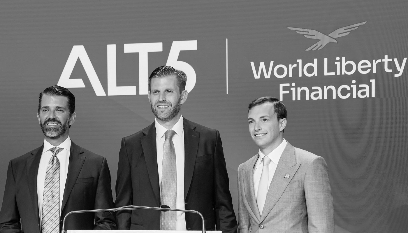 Zach Witkoff, cofondateur et PDG de World Liberty Financial, Donald Trump Jr. et Eric Trump à New York, le 13 août 2025.