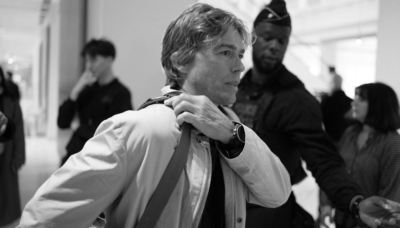 L'ancien agent du renseignement intérieur norvégien Jacob Waerness arrive au tribunal de Paris le 4 novembre 2025, jour de l'ouverture du procès du groupe cimentier français Lafarge.