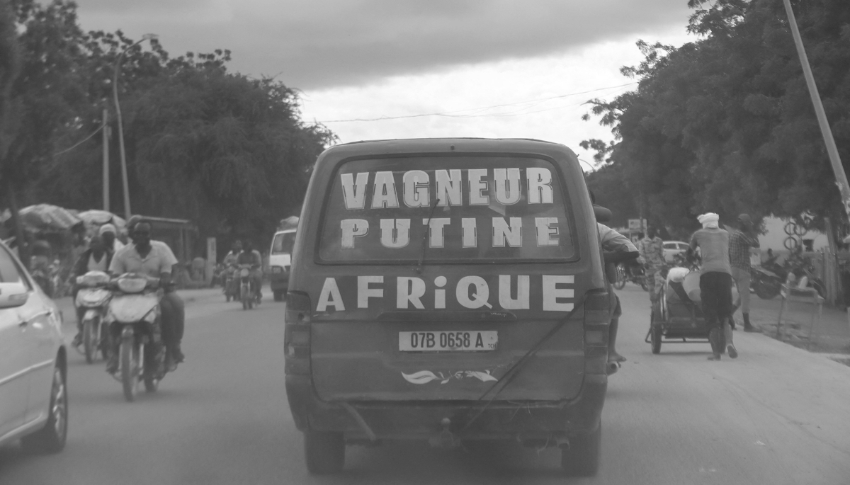 Un minibus avec une inscription faisant référence au président russe Vladimir Poutine et au groupe paramilitaire russe Wagner, à N'Djamena, au Tchad,  le 3 septembre 2024.