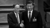 Le président chinois Xi Jinping (à droite) serre la main du vice-président Wang Qishan (à gauche) lors de la troisième session plénière de l'Assemblée populaire nationale, à Pékin, en Chine, le 10 mars 2023. 
