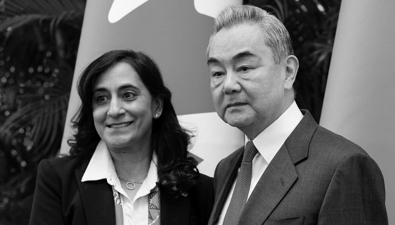 Le ministre chinois des affaires étrangères Wang Yi rencontre son homologue canadienne Anita Anand à Pékin, le 15 janvier 2026. 