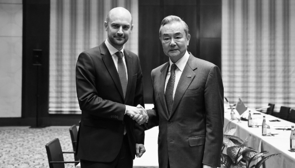 Le ministre français des affaires étrangères, Jean-Noël Barrot, et son homologue chinois Wang Yi, lors de la conférence de Munich sur la sécurité, le 15 février.