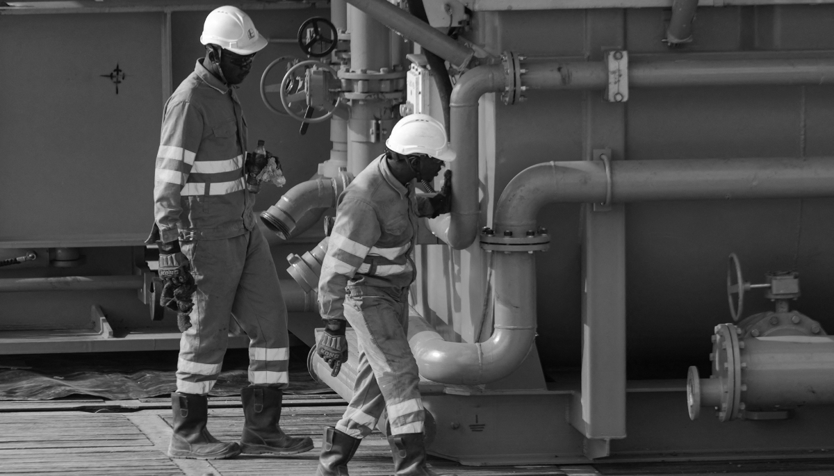 Des employés de TotalEnergies travaillent à la construction d'une plateforme de forage dans le parc national des chutes de Murchison, dans l'ouest de l'Ouganda, le 22 février 2023. 