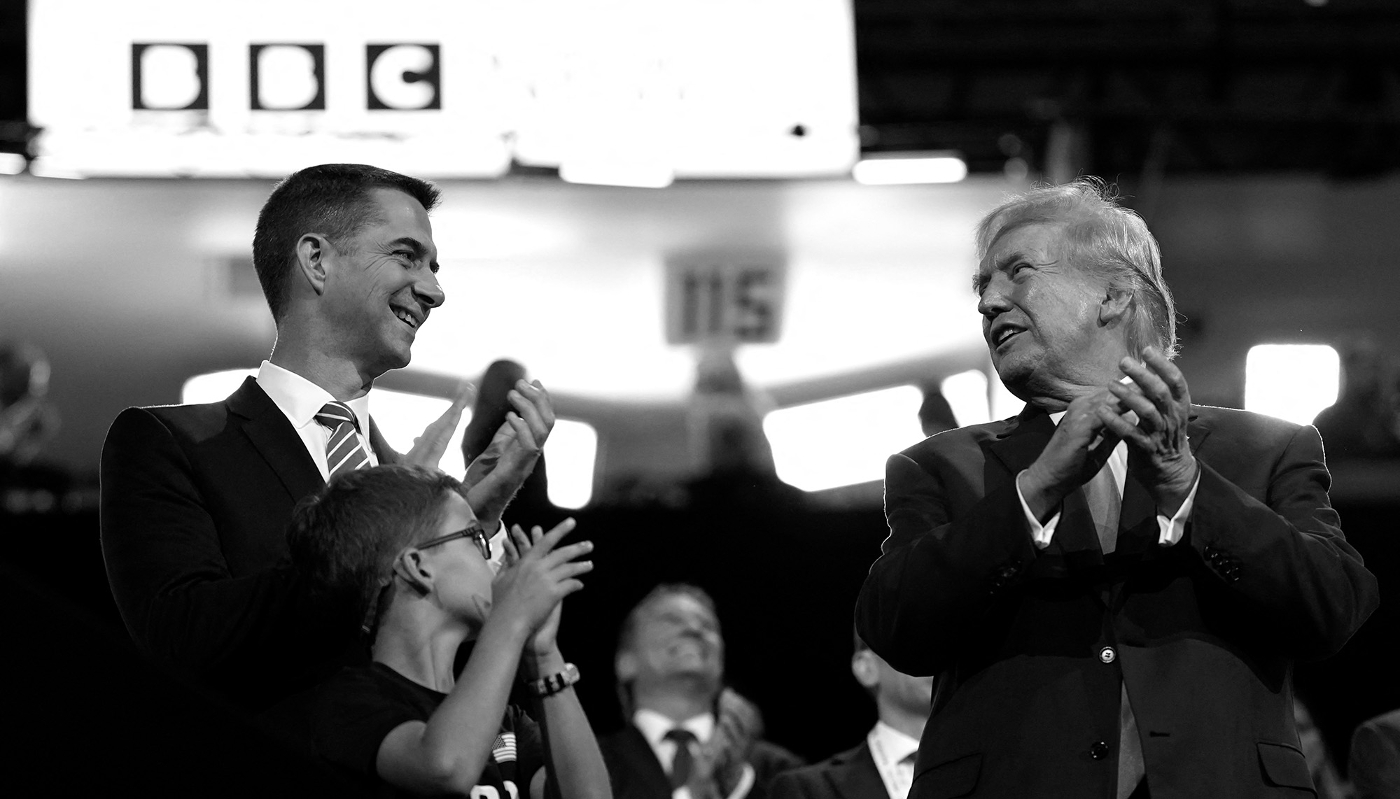 Le sénateur républicain Tom Cotton et le président américain nouvellement élu Donald Trump.