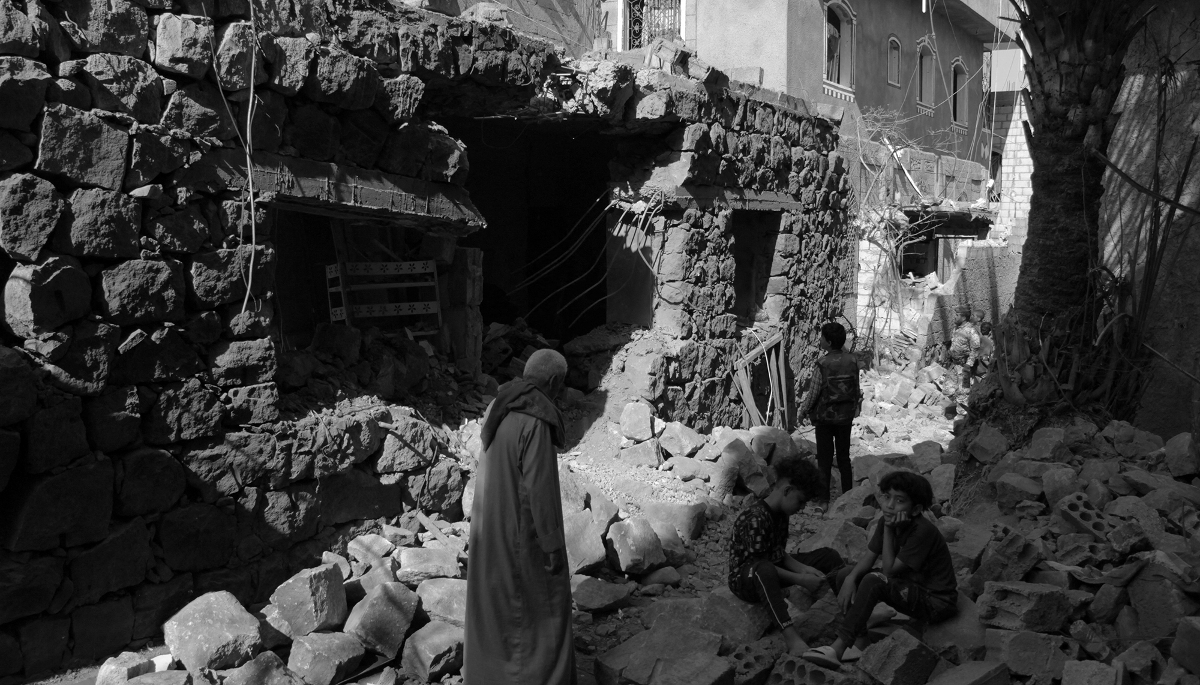 Des habitants de Taïz (Yémen) inspectent les dégâts causés à une maison qui aurait été touchée par un missile houthi, le 21 octobre 2026.
