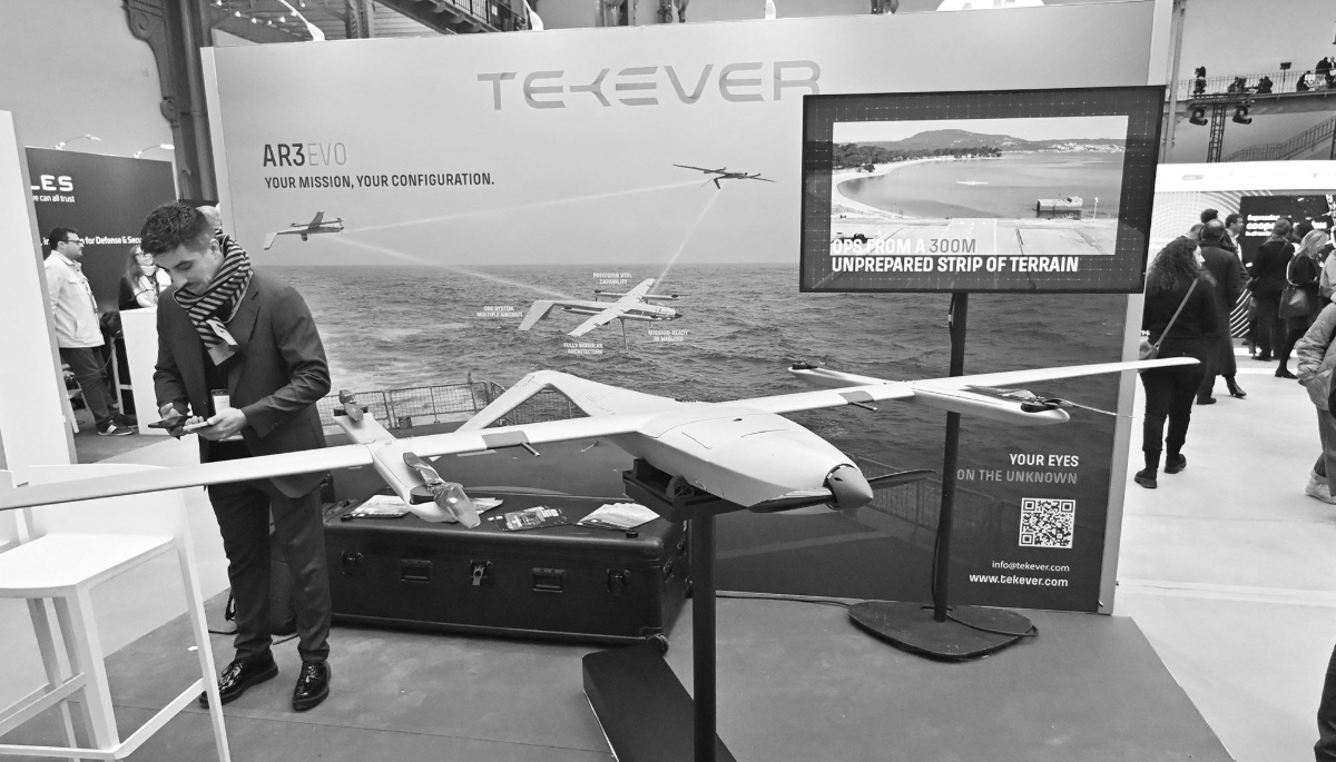 Un drone Tekever AR3 EVO présenté sur le stand de la société au Grand Palais lors du sommet Adopt AI, à Paris, le 25 novembre 2025.