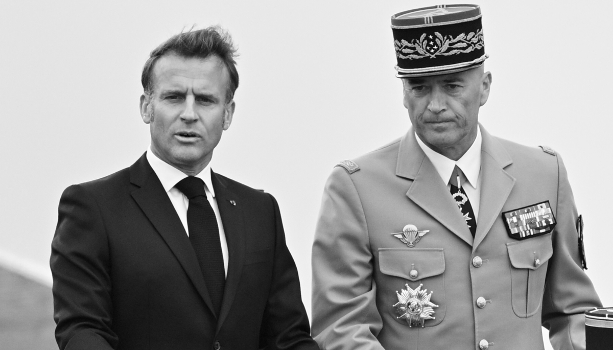 Le président français Emmanuel Macron et le chef d'état-major des armées Thierry Burkhard à Paris, le 8 mai 2025.