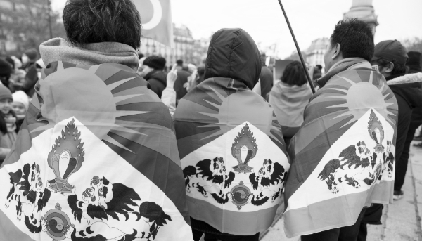 Manifestants pro-Tibet sur la place de la Bastille, à Paris, le 3 décembre 2022, participant à une marche contre la répression chinoise envers les Ouïghours.