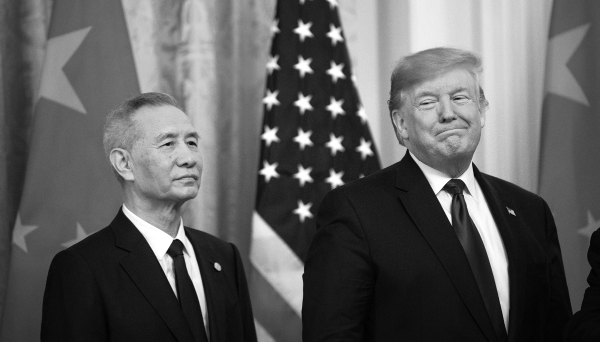 Le vice-premier ministre chinois Liu He et le président américain Donald Trump lors de la signature de la phase 1 de l'accord commercial entre les États-Unis et la Chine, à la Maison blanche, le 15 janvier 2020.
