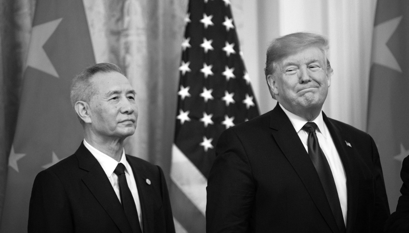 Le vice-premier ministre chinois Liu He et le président américain Donald Trump lors de la signature de la phase 1 de l'accord commercial entre les États-Unis et la Chine, à la Maison blanche, le 15 janvier 2020.