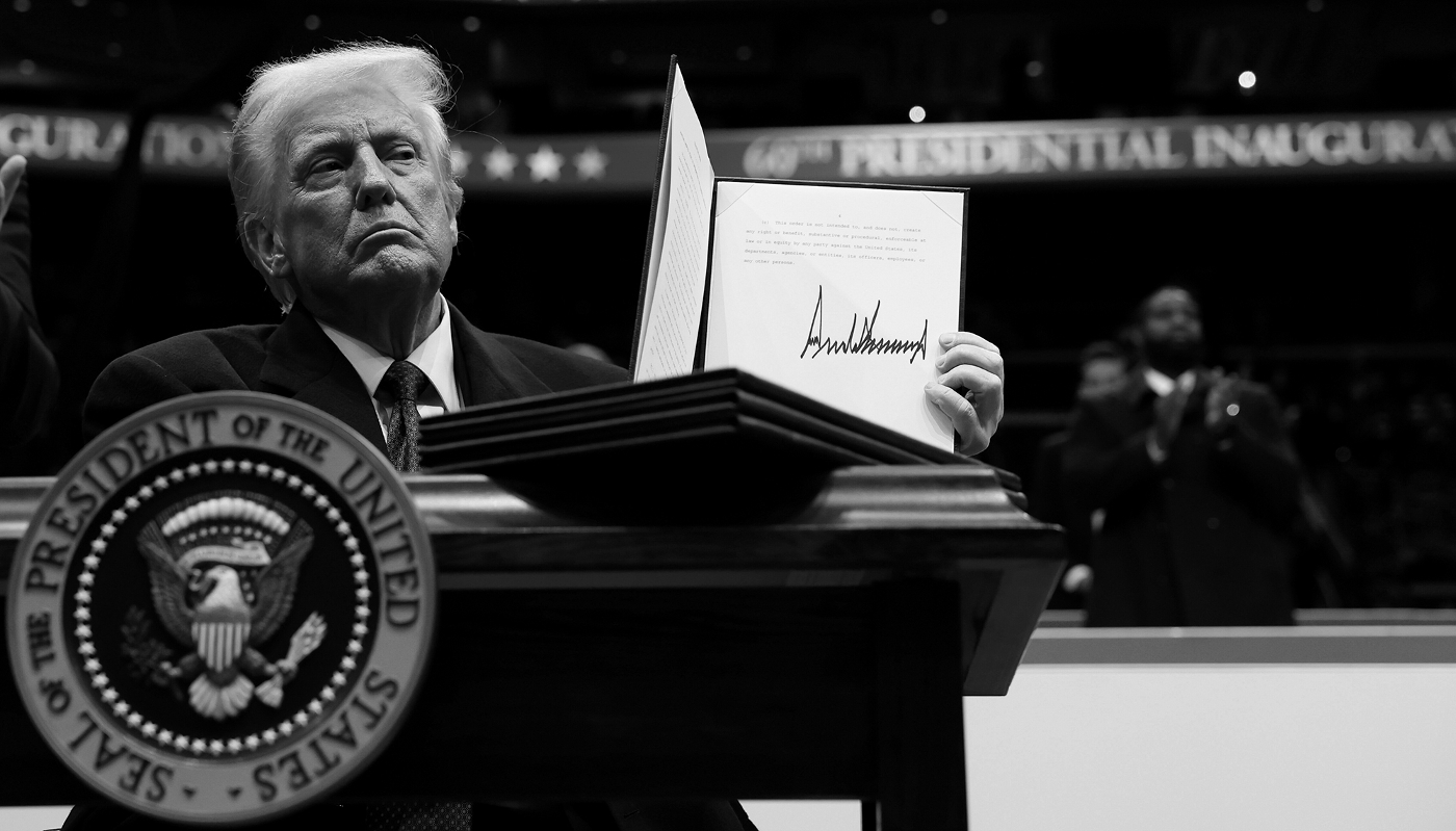 Le président américain Donald Trump brandit un décret après l'avoir signé lors d'un défilé d'investiture le 20 janvier 2025 à Washington, DC.