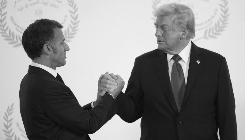 Le président français Emmanuel Macron et son homologue américain Donald Trump le 13 octobre 2025, à Charm el-Cheikh, en Égypte.
