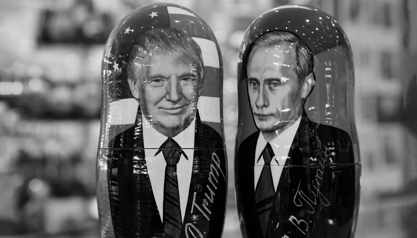 Des poupées russes représentant le nouveau président américain Donald Trump et le président russe Vladimir Poutine.