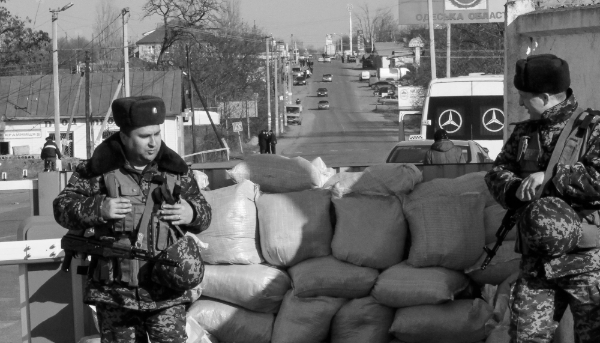 Garde-frontières ukrainiens stationnés à un checkpoint à la frontière avec la Transnistrie, près d'Odessa.