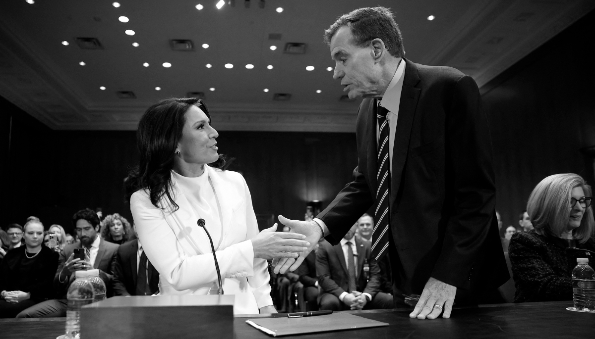 Tulsi Gabbard, candidate du président Donald Trump au poste de directrice du renseignement national, et le sénateur Mark Warner, lors de l'audition de confirmation devant la commission sénatoriale du renseignement, le 30 janvier 2025.